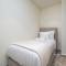 Three Bedroom in Downtown with Burj Khalifa View - Dubaj