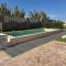 Oasis en la playa: piscina y relax