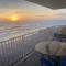 Top floor penthouse with huge balcony oceanfront views located on the no-drive beach! - 新士麦那海滩