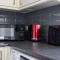 Excel O2 Stunning Large 3 bedroom Apartment with Balcony - Londra