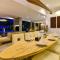 Villa Lou - Luxury Villa By The Beach