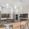 Amazing Canal House with Private Jetty, Gym & Pool - Mooloolaba