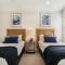 Amazing Canal House with Private Jetty, Gym & Pool - Mooloolaba