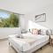 Luminous Ensuite Queen Room - Centrally Located