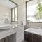 Luminous Ensuite Queen Room - Centrally Located