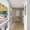 Luminous Ensuite Queen Room - Centrally Located
