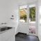 Luminous Ensuite Queen Room - Centrally Located
