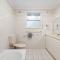 Detached Queen Room in Pymble - Serene Spot - Shared Bathroom
