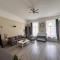 spacious and stylish Jókai apartment - بودابست