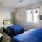 Dream Stays Bath - Trim Street Townhouse with Hot tub