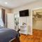 Beautiful Spacious Victorian Garden Oasis Central, Gated, Deck, BBQ