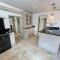 Elegant Oak Beamed House In Pretty Village - Cambridge Homehost - Buckden
