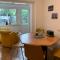 Erdgeschoss-Wohnung mit 2 Schlafzimmern, Balkon und Parkplatz