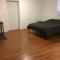 Large and private apartment can sleep up to 8 people comfortably with direct NYC Manhattan train only 5 minute walk away - 伊丽莎白