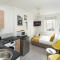 Spacious Studio for up to 4! Sofa bed - لندن