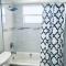 MODERN 2BR 2BA CONDO near AVENTURA! Wi-Fi! Parking - نورث ميامي بيتش
