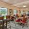 Econo Lodge Inn & Suites