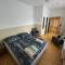 Zimmer für 2 Personen-Bad-Kühlschrank-TV-11