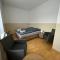 Zimmer für 2 Personen-Bad-Kühlschrank-TV-11