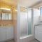 Cosy 2-Bedroom Seaside Unit Steps from Beach