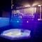 Modern Vac Home, private Hot tub, close to airport