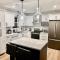 Modern Vac Home, private Hot tub, close to airport