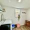 Tiny Private Room at the Upper Level of a Big House with Shared Bathroom - سياتل