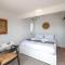 Palm Beach Seaviews With A Touch Of Luxury Awaits