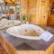 High Mountain Mist A Beautiful 4 Bedroom Cabin in Starr Crest Resort with hot tub and pool table - Севьервилл