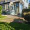 Lane End Cottage Holmfirth - Panoramic Views, Modernised with offroad parking