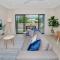 Coastal 2-Bed with Parking & Pool by the Ocean - Кэрнс