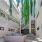 Coastal 2-Bed with Parking & Pool by the Ocean - Кэрнс