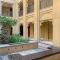Serene Oasis in Downtown Dubai - Just 5 Min Walk to Burj & Mall! - Dubaj