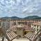 Fancy apartment bright with city and mountain view on an ancient staircase 5 mins to the station with 2 balcony with amazing city view - La Spezia