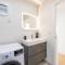 Stylish 2BD Apt in the Centre 10 minutes away from the Beach - توريمولينوس
