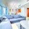 Stunning skyline- lake view modern cozy apartment