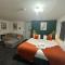 Midsummer - PE1 - Contractor Friendly - Choice of Studios or 1 Bed Apartments - Free Parking - Sofa Beds - Sky TV - Full Kitchen - Washer Dryer - WiFi