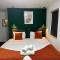 Midsummer - PE1 - Contractor Friendly - Choice of Studios or 1 Bed Apartments - Free Parking - Sofa Beds - Sky TV - Full Kitchen - Washer Dryer - WiFi