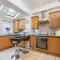 Sleeps 5 - 3 Bedrooms - walk to the square hosted Happy Valley cast