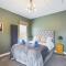 Seaside Cottage, Moments from Rydes Golden Sands, Sleeps 4