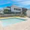 Boho-chic modern 2 bed 2 bath in Vanian Gardens - إِستيبونا