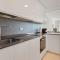 Boho-chic modern 2 bed 2 bath in Vanian Gardens - إِستيبونا