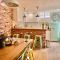 Loft de estilo industrial con jardín y garaje privados