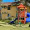 Suiíte com ar condicionado, frigobar e mesa para trabalho. Localizada no Hotel Porto Belo Park, com parque aquático (sem custo para a utilização), quadras, academia, espaço kids, a aproximadamente 200 m praia de Taperapuã e do complexo Axé Mói.