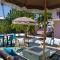 Charming Suite with Balcony and Bikes in Historic Sandpiper Inn - سانيبل
