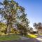 Private and Spacious 4BR Home with Parkview 5mins to Mall - Doolandella