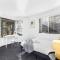 Private and Spacious 4BR Home with Parkview 5mins to Mall - Doolandella
