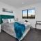 The Leading Light - One Tree Point Holiday Home