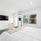 M Lake Worth Beach - Modern Villas Near West Palm Beach, Chic Retro Vibes, King Bed, Cozy Backyard, BBQ, Workspace, High-Speed Internet, Free Parking, 5 Minutes to Downtown & Beach - Lake Worth