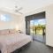 Hibiscus Dreaming - Walking distance to the beach